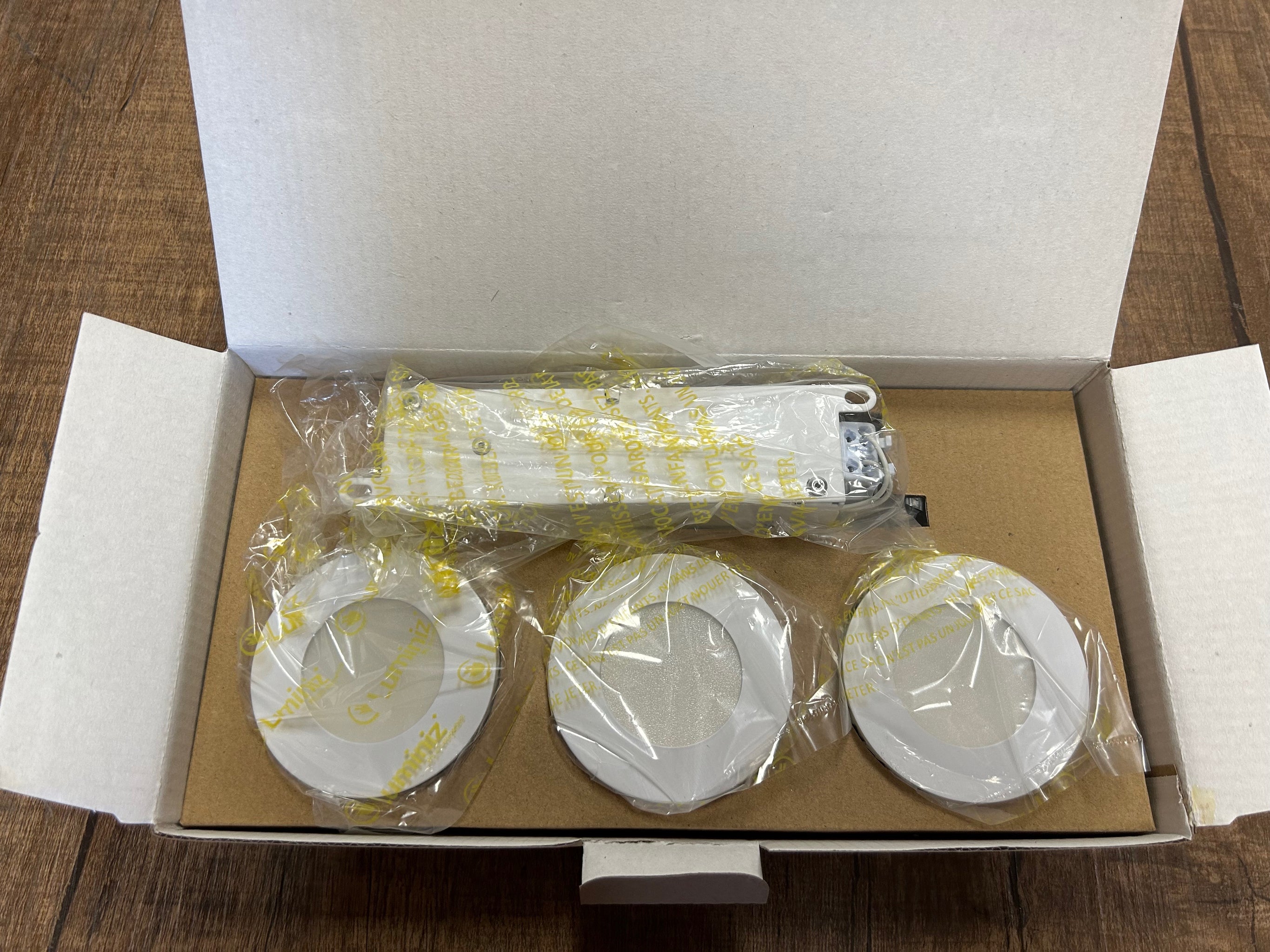 Luminiz 3'' puck light & Transformer & Combo(3 Lights+1 Transformer), white finish with 3 colors switchable, 3000k/4000k/5000k, 12V, 3.5W, 220Lm.