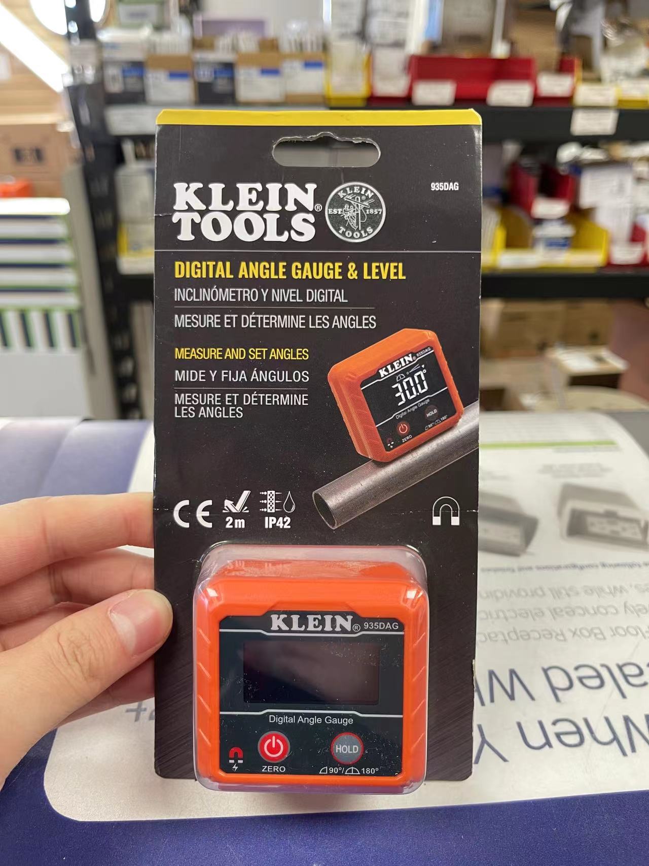Klein Tools 935DAG Digital Electronic Level and Angle Gauge, Measures 0-90 and 0-180 Degree Ranges, Measures and Sets Angles